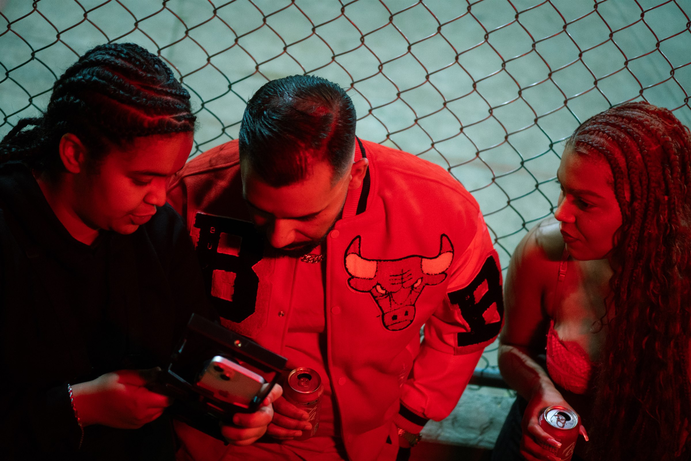Jay Hoo, a modelo e a equipe observando o material gravado