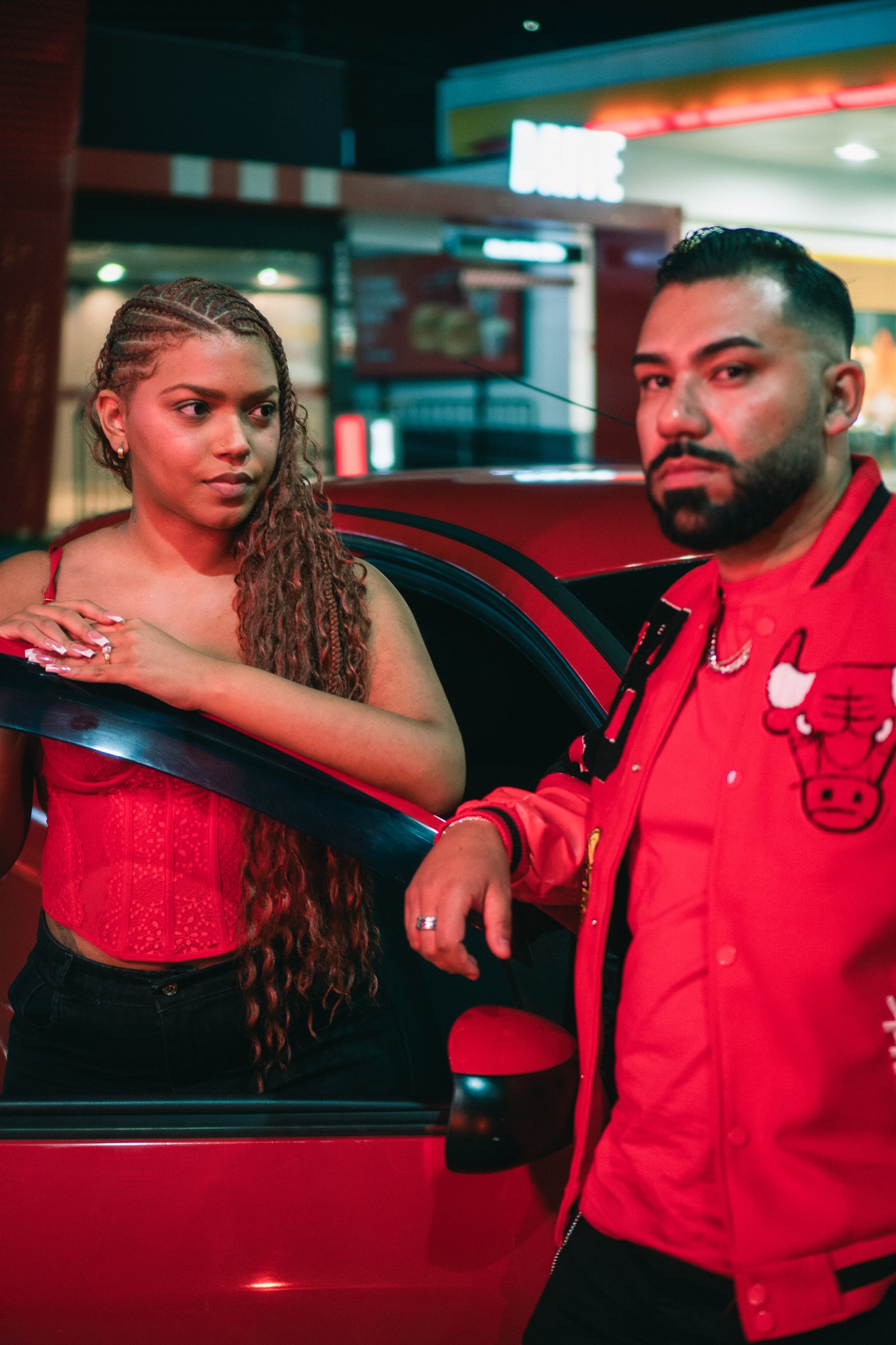 Jay Hoo e a modelo ao lado do carro vermelho